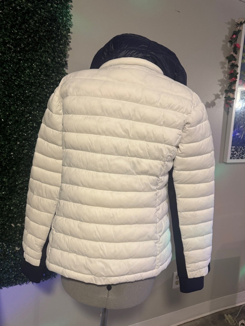 Tommy Hilfiger White Quilted Puffer Jacket with Navy Hood - Picture 6 of 10